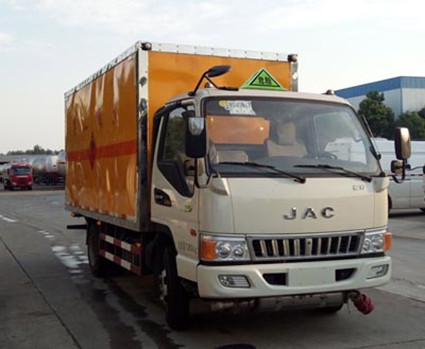 CLW5070XRYH5型易燃液體廂式運(yùn)輸車(chē)_1.jpg