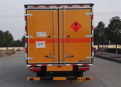 DLQ5110XRYP5型易燃液體廂式運(yùn)輸車(chē)_5.jpg